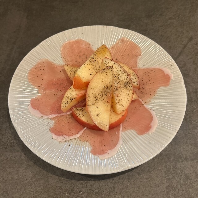 桃と生ハムのサラダ